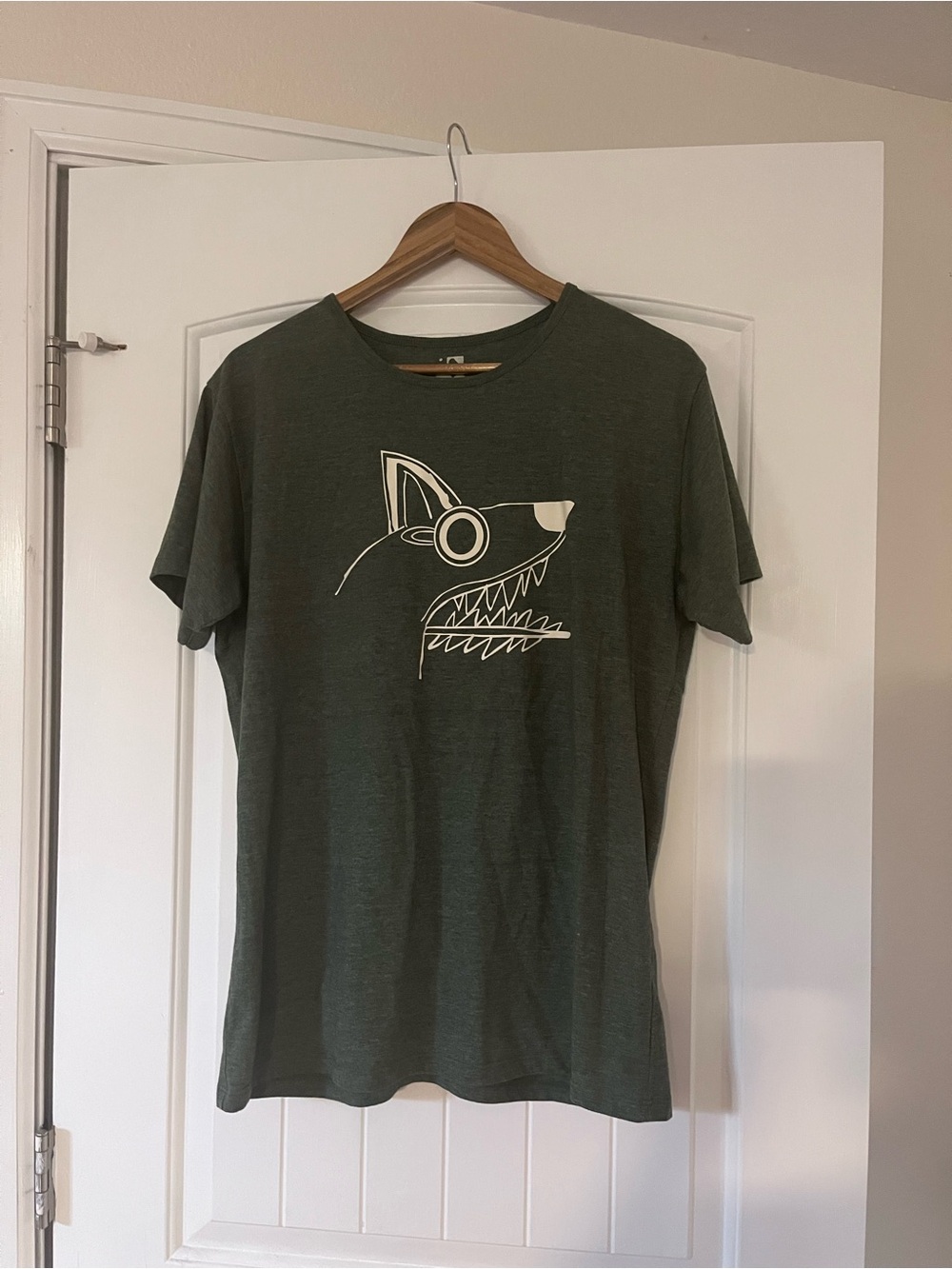 Destilería Andina • Women's Short-Sleeve Green Graphic Tee with Wolf Outline